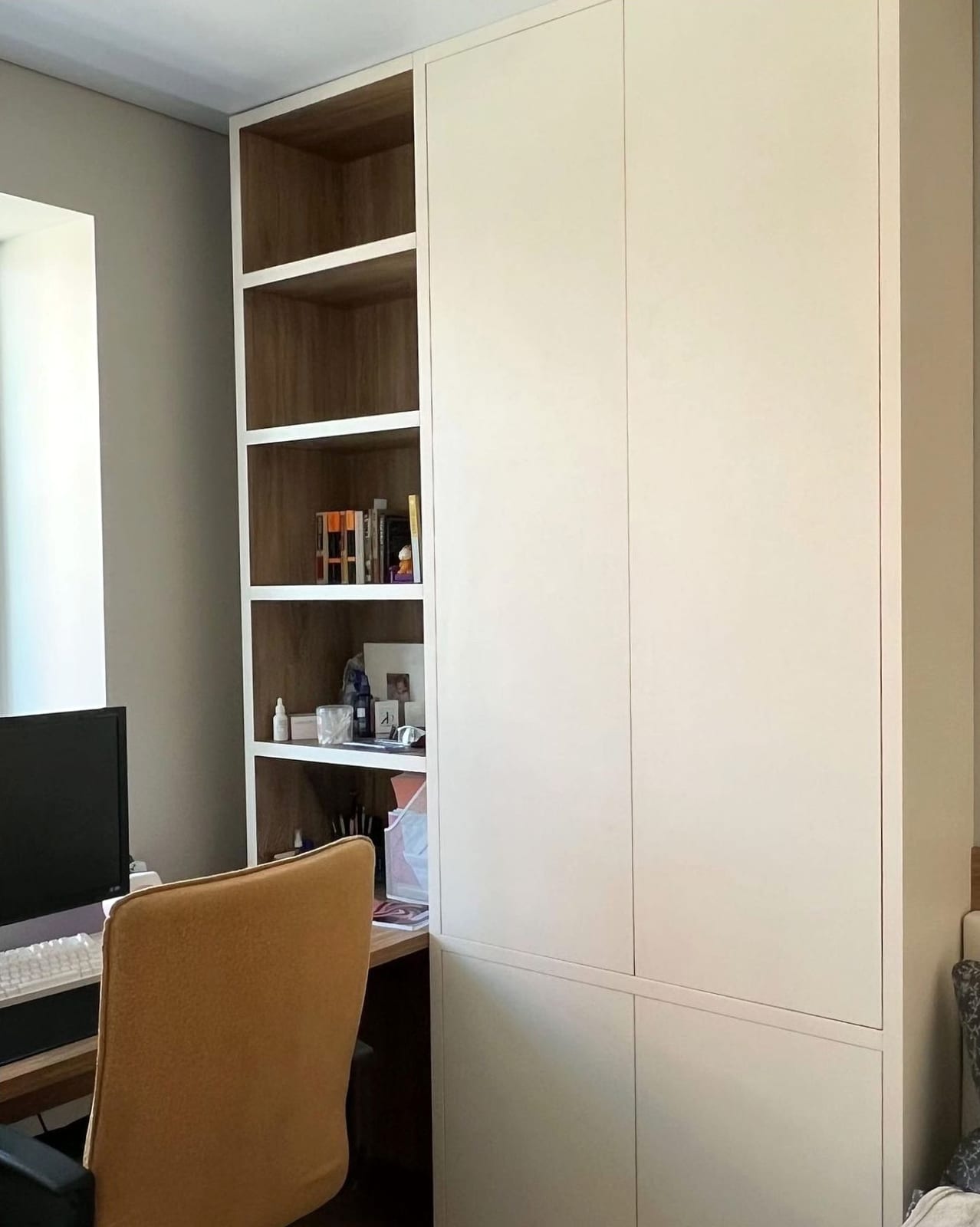 Угловые полки на заказ - вертикальная секция полок, КомодМск Москва
