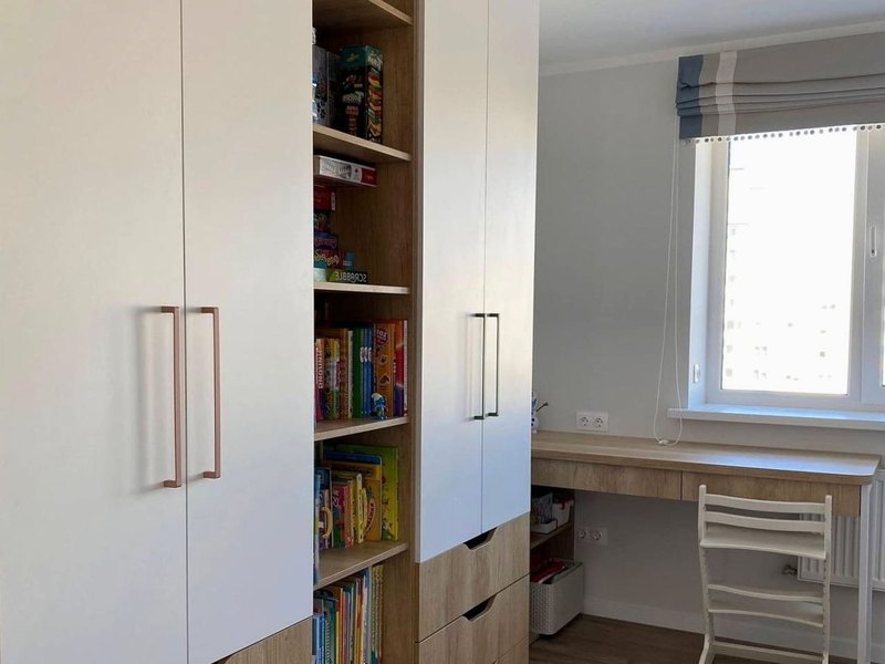 Угловой книжный шкаф на заказ