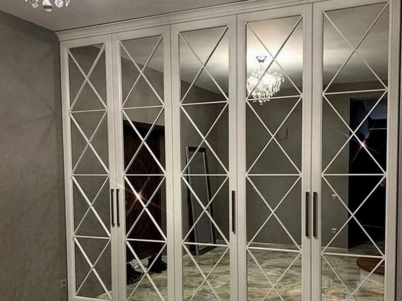 Распашные шкафы с зеркалом на заказ